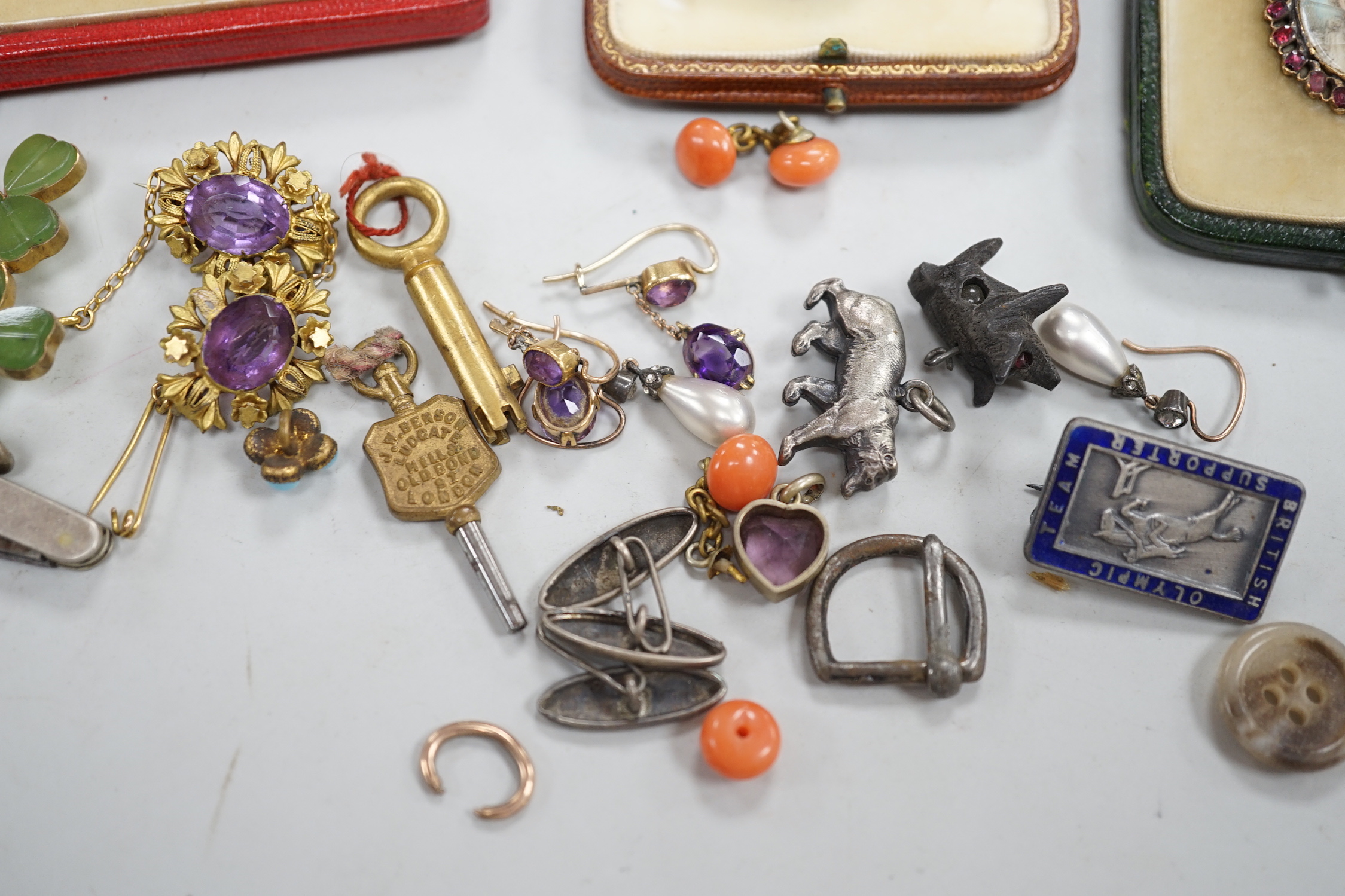 Sundry jewellery including Victorian garnet set portrait brooch, etc.